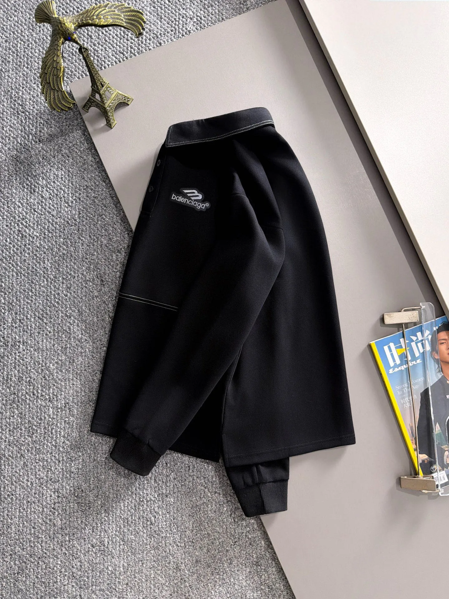 Balenciaga 2026 Long Sleeve Lapel Sweatshirt for Men and Women Same Style Many Stars Same Style, Top Original Version Feel Free to Compare🆚The fabric is custom-dyed and lightly sprayed and distressed. The fabric, material, and details are consistent with the original version. Special cotton and linen fabrics are used. The cost of the fabric is extremely expensive. It is twice as expensive as pure cotton materials. We will do our best at all costs. Three standards are complete. The comparison between non-market products and my fabrics is very different. Only the top version is made! Size: M-4XL